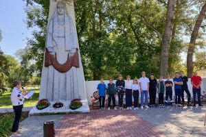 «Мы будем вечно помнить вас, чьи жизни рано оборвались».